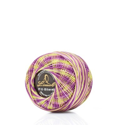 Rolo de linha multicolorido com etiqueta preta em fundo branco