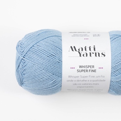 Novelo de lã azul claro Matti Yarns Whisper Super Fine com etiqueta branca