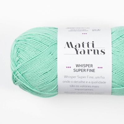 Novelo de fio verde-água com rótulo branco Matti Yarns Whisper Super Fine