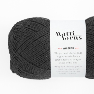 Novelo de fio preto da marca Matti Yarns com etiqueta branca