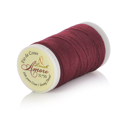 Carreto branco com linha de costura bordô e rótulo amarelo com texto