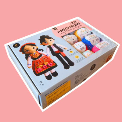Kit Amigurumi com 9 novelos de algodão coloridos para bonecos de croché numa caixa branca