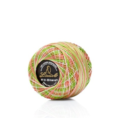 Novelo de linha multicolorida com etiqueta preta em fundo branco