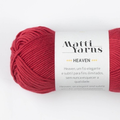 Novelo de fio vermelho com rótulo branco da marca Matti Yarns com texto