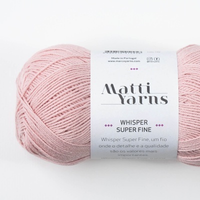 Novelo de fio rosa claro com rótulo branco Matti Yarns Whisper Super Fine