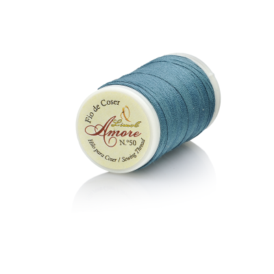 Rolo de linha de coser azul com etiqueta com texto