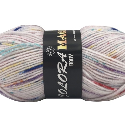 Novelo de lã de várias cores com etiqueta preta COLOR4 MAGIC