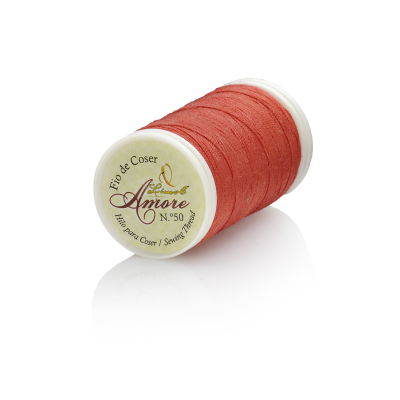 Bobine de linha para coser cor terracota com etiqueta Amore N.º 50