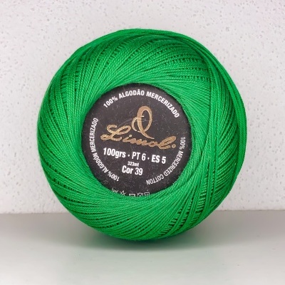 Rolo de linha verde em algodão mercerizado com etiqueta preta