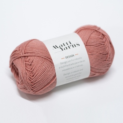 Novelo de fio rosa com etiqueta Motif Yarns