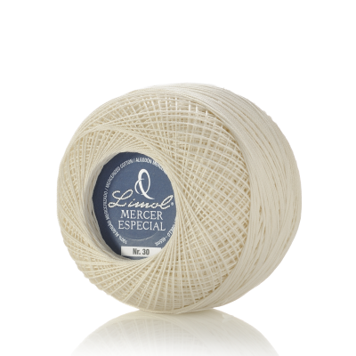 Novelo de linha branca em algodão mercerizado com rótulo azul e branco