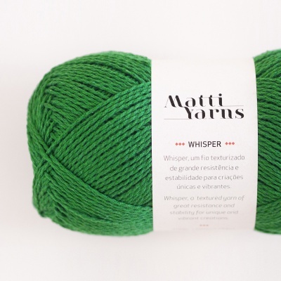 Novelo de fio de lã verde com etiqueta branca da marca Matti Yarns série Whisper