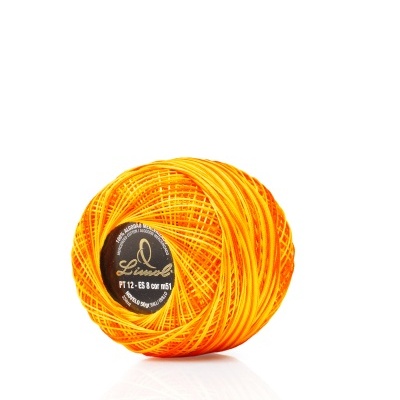 Rolo de linha de costura laranja com rótulo preto num fundo branco