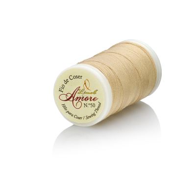 Carretel de linha bege com rótulo branco e texto 'Fio de Coser Amore N.º 50' sobre fundo branco