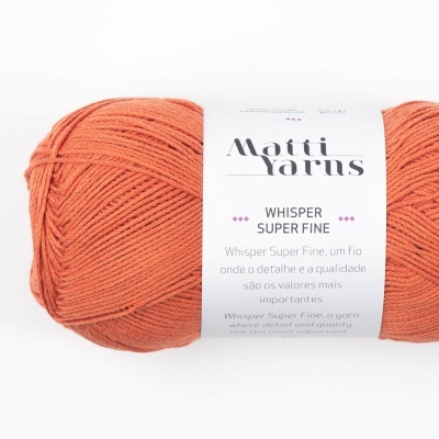 Novelo de fio laranja com etiqueta branca da marca Matti Yarns Whisper Super Fine