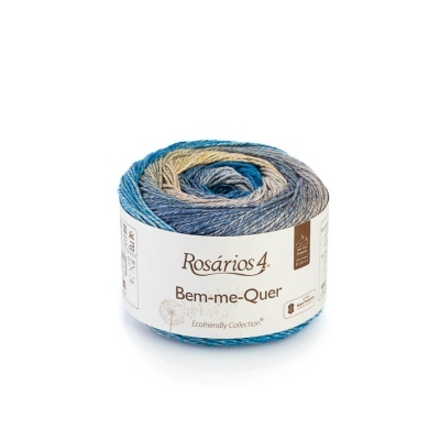 Novelo de fio azul e bege da marca Rosários 4 com etiqueta branca