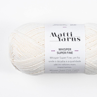 Novelo de fio branco da Matti Yarns com etiqueta descrita