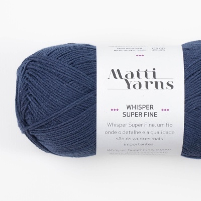 Novelo de fio azul escuro com etiqueta branca da marca Matti Yarns