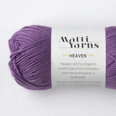 Novelo de fio roxo com etiqueta branca da marca matti yarns