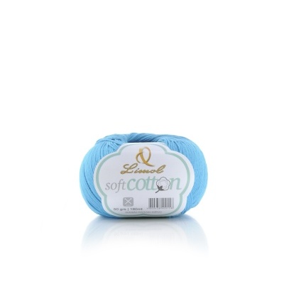 Novelo de fio algodão azul claro com etiqueta na superfície branca