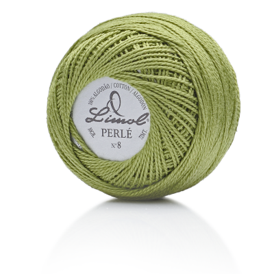 Novelo de fio de algodão verde com etiqueta central com texto Linnol.