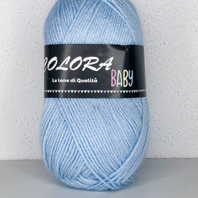 Novelo de lã azul claro com etiqueta preta COLORA BABY