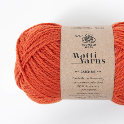 Novelo de lã reciclada cor laranja com etiqueta da marca Matti Yarns