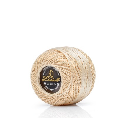 Novelo de linha bege clara com rótulo preto e amarelo