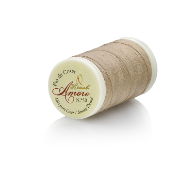 Bobina de linha para coser bege com etiqueta 'Fio de Coser Amore Nº 50'