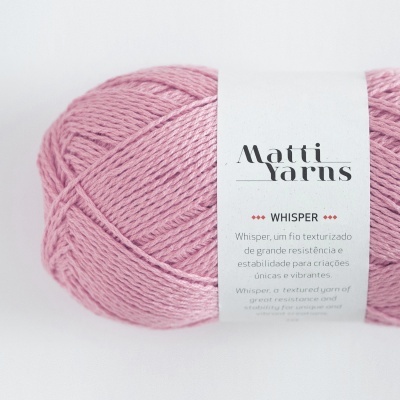 Novelo de lã cor-de-rosa com etiqueta branca da marca Matti Yarns modelo Whisper