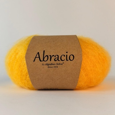 Novelo de fio amarelo com rótulo Abracio