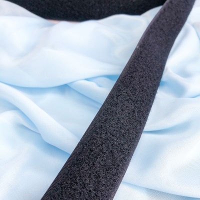 Tira preta felpuda sobre tecido azul claro