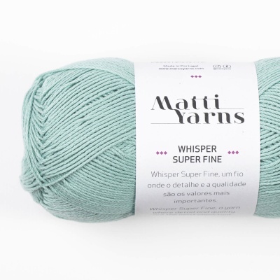 Novelo de lã azul claro Matti Yarns Whisper Super Fine com etiqueta branca