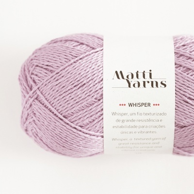 Novelo de fio lilás claro da marca Matti Yarns com etiqueta branca