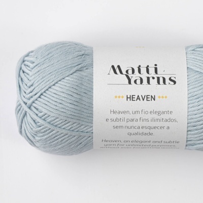 Novelo de fio azul claro com etiqueta branca da marca Matti Yarns Heaven