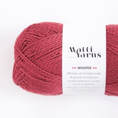 Novelo de fio bordô com etiqueta branca da marca Matti Yarns