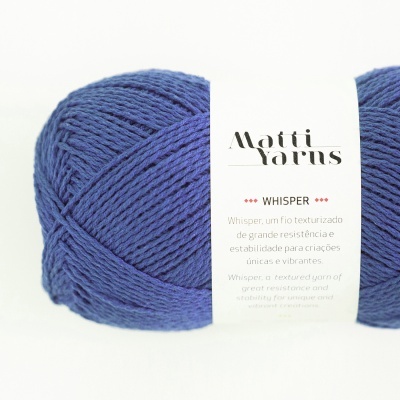 Novelo de lã roxo azulada com etiqueta da marca Matti Yarns