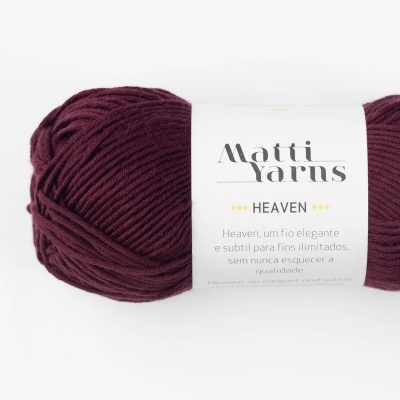 Novelo de fio bordô com etiqueta branca da marca Matti Yarns Heaven