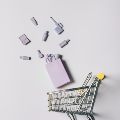 Carrinho de compras e sacola lilás com frascos e embalagens lilases