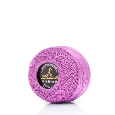 Novelo de linha lilás Sericol com etiqueta preta