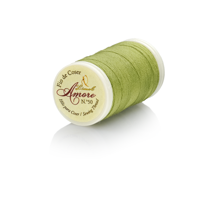 Rolo de linha de coser verde claro com etiquetas brancas e texto impresso