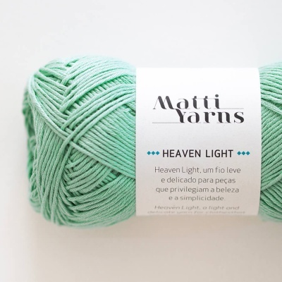 Novelo de lã verde claro com etiqueta branca da marca Matti Yarns Heaven Light