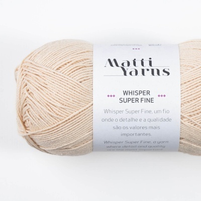 Novelo de lã bege clara Matti Yarns Whisper Super Fine com etiqueta branca