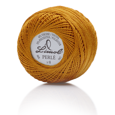 Rolo de linha amarelo mostarda com etiqueta branca e texto informativo.