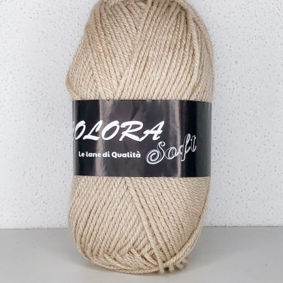 Novelo de lã bege clara com etiqueta preta e texto 'OLORA Soft' e 'Le lane di Qualità'
