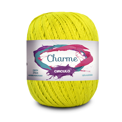 Novelo de fio amarelo com etiqueta branca e texto colorido