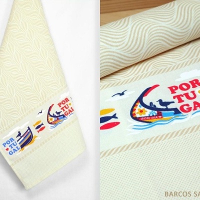 Toalha de cozinha creme com etiqueta colorida Portugal e ilustrações de barcos e peixes
