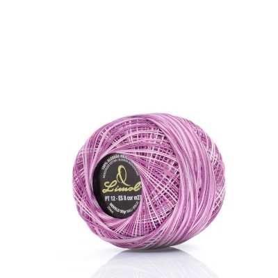 Novelo de fio lilás em tons variados com etiqueta preta e dourada sobre fundo branco.