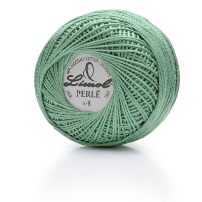 Novelo de fio verde água com etiqueta central e texto