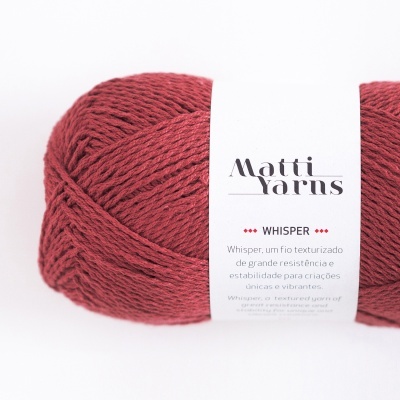 Novelo de fio vermelho envelhecido da marca Matti Yarns com etiqueta branca